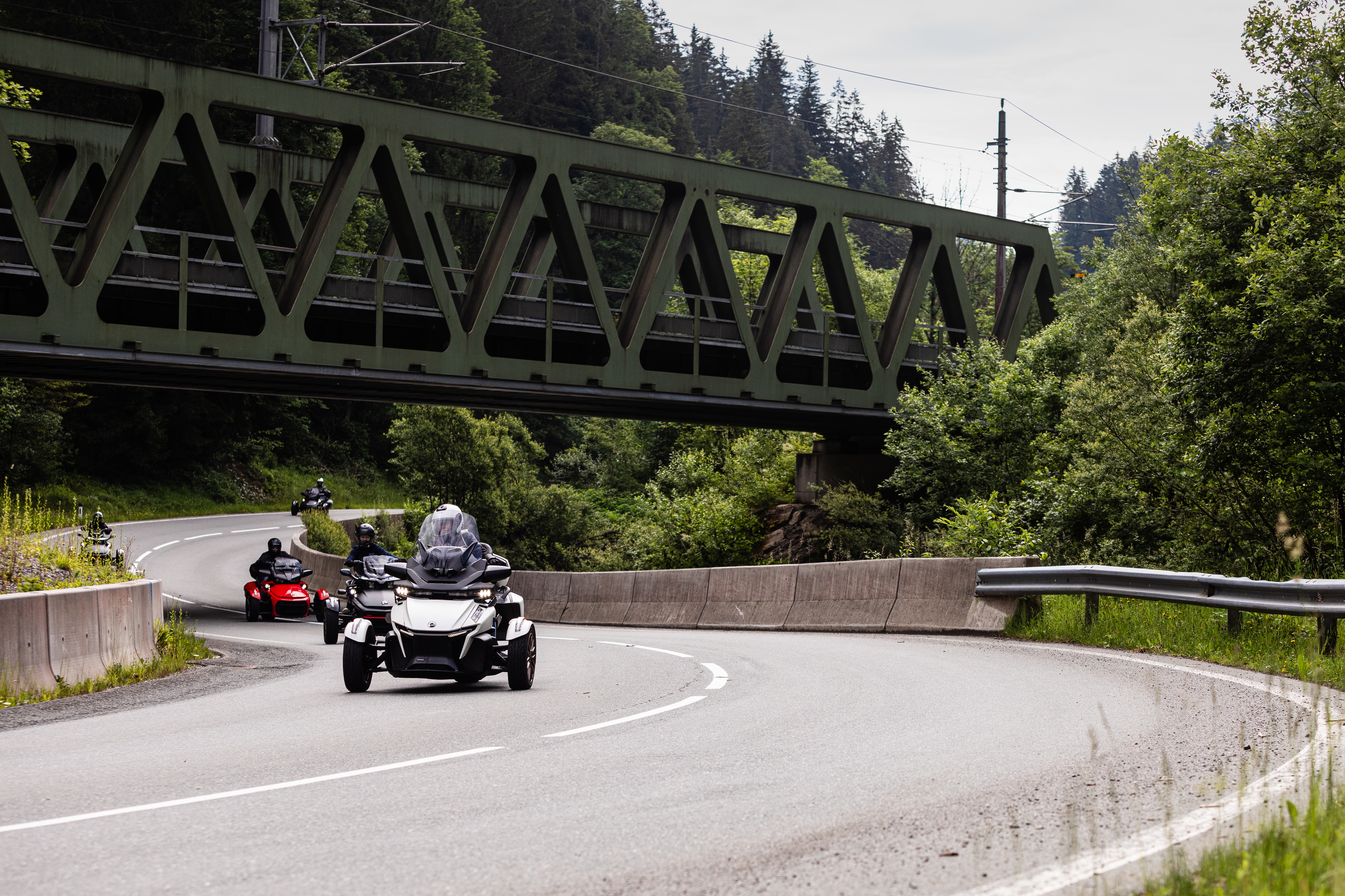 Spyder RT and Spyder F3 heading up to the mountains